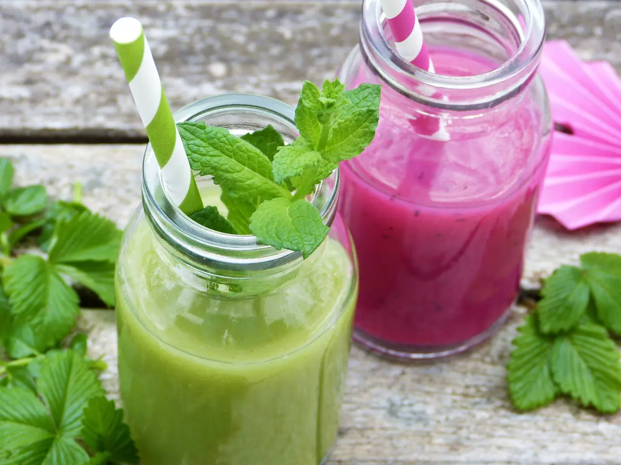 smoothies, green, pink, peppermint, strawberry leaves, detox, vegetables, nourishment, healthy, diet, fresh, bio, vegetarian, raw, juice, glass, vitamins, immune system, virus, cold, colon, smoothies, smoothies, smoothies, smoothies, smoothies, detox, juice